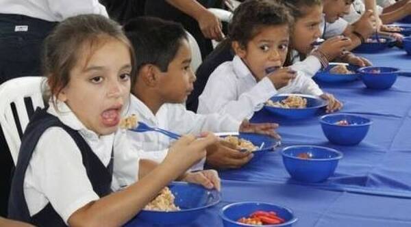 Propuesta de Efraín Alegre de eliminar la merienda escolar es rechazada por varios sectores
