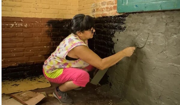 Madres hacen de albañil para arreglar aula de sus hijos