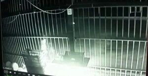 Video: así motociclistas arrojan combustible y provocan incendio en un local comercial - ABC en el Este - ABC Color