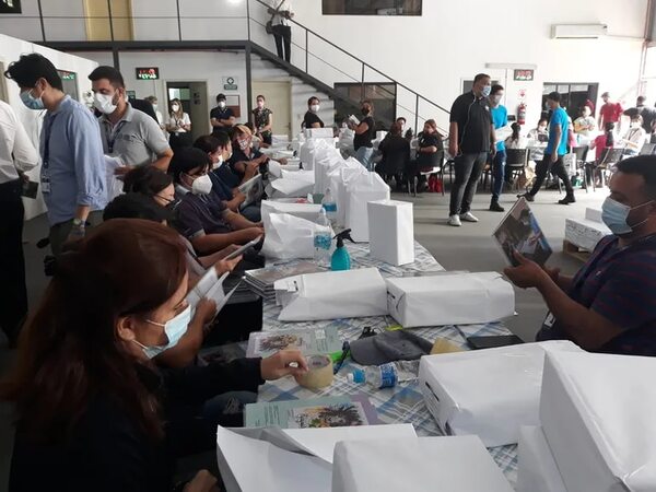 Estudiantes controlan distribución de kits escolares y hablan de un fracaso - Nacionales - ABC Color