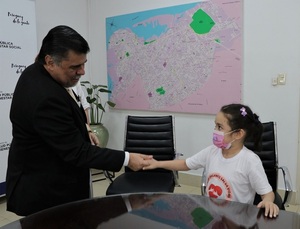 Diario HOY | Nahiara y su familia visitaron al ministro de Salud para agradecerle por su gestión
