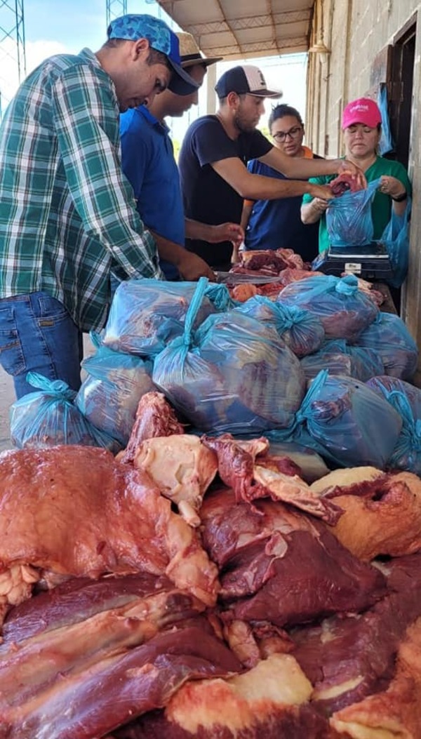 DISTRIBUYEN CARNE A DAMNIFICADOS DE PASO BARRETO - La Voz del Norte