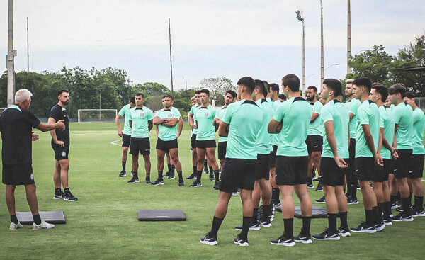 Versus / Estaba para jugar en el exterior, pero sorpresivamente volvió a Olimpia