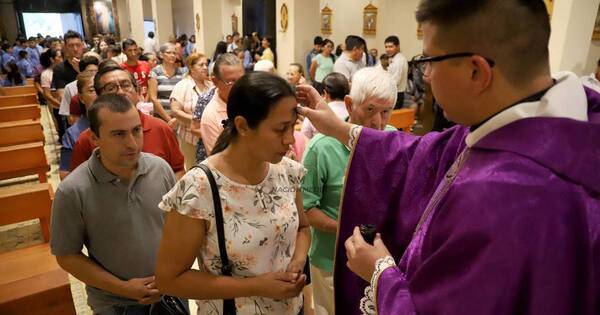 La Nación / Católicos reciben la imposición de la ceniza en inicio de Cuaresma