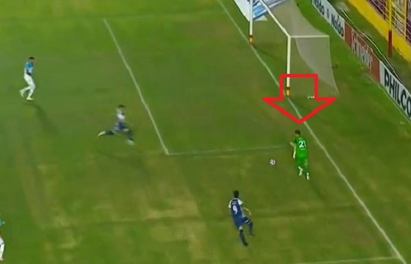 ¿Qué hiciste?: Mal control del arquero terminó en gol - La Prensa Futbolera
