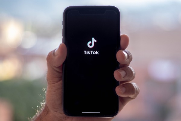 La Comisión Europea prohíbe instalar TikTok a sus trabajadores - Revista PLUS