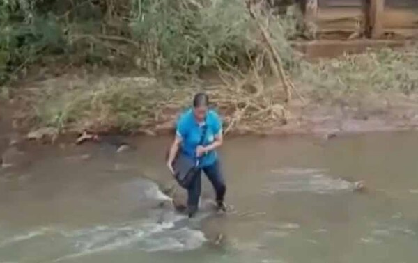 Docente cruza un arroyo todos los días para enseñar en Pedro Juan Caballero – Prensa 5