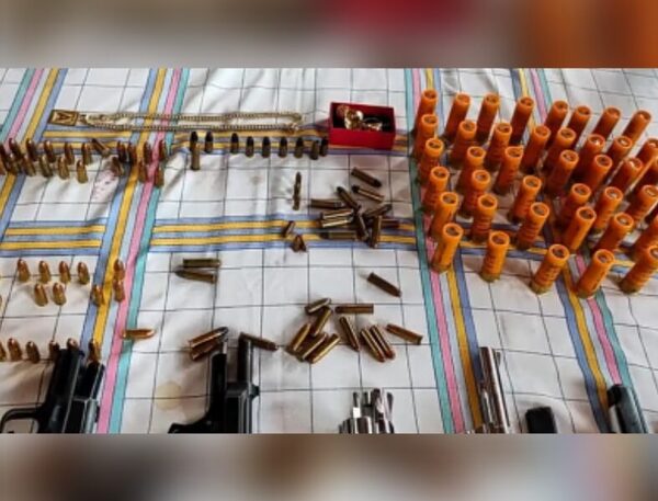 En laboratorio de drogas hallaron uniformes de milicos y polis