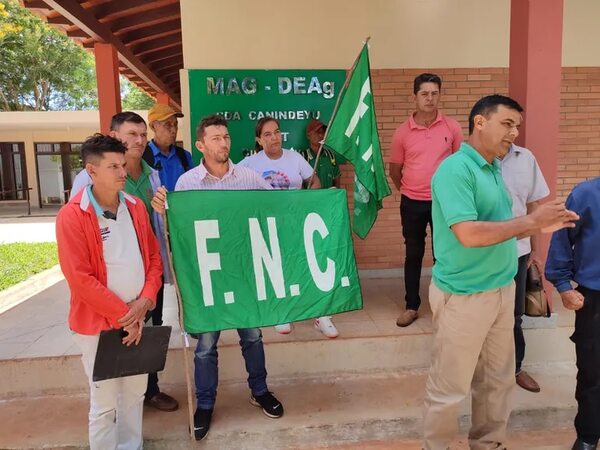 Pequeños productores se manifiestan por incumplimiento del MAG - Nacionales - ABC Color
