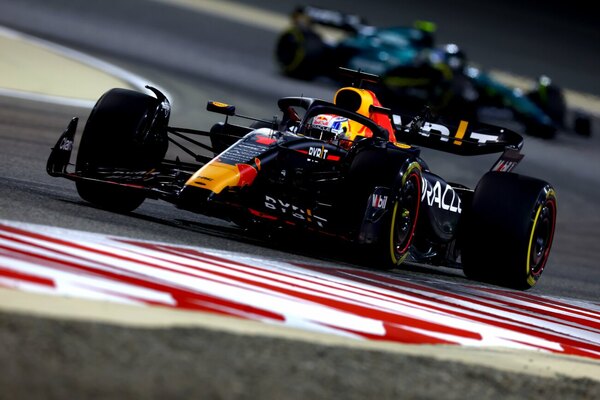 Versus / Max Verstappen lideró el primer día de pruebas de pretemporada en la F1