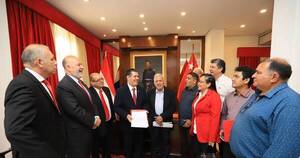 La Nación / ANR: Cartes recibe título de propiedad de seccional de CDE e impulsa regularización de inmuebles