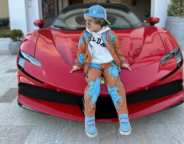 Niño de 3 años maniobra autos de lujo con más precisión que un adulto