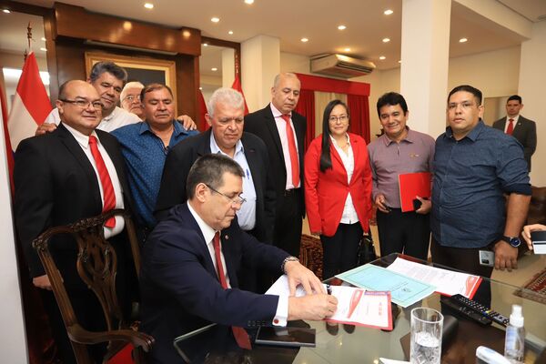 Diario HOY | Cartes impulsa regularización de propiedades de la ANR