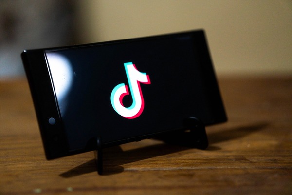 Comisión Europea aclara que la prohibición de TikTok no se debe a una "amenaza inmediata" - Revista PLUS