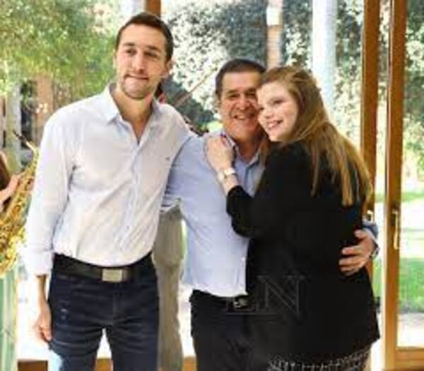 Horacio Cartes transfiere a sus hijos las acciones de más empresas
