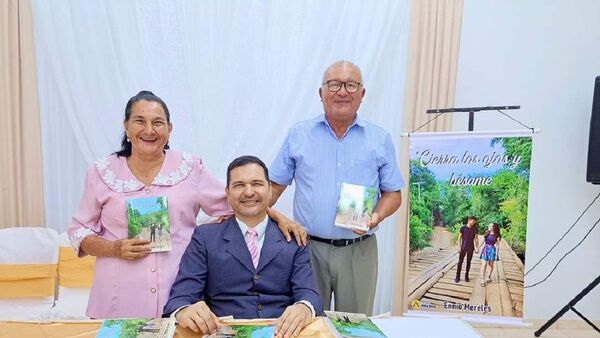 Guairá: No vidente presenta el libro "Cierra los ojos y bésame"