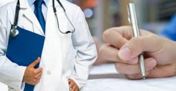 Médicos usan relojes inteligentes para copiar en exámenes de residencias, denuncia gremio