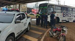 Colectivo se descompuso y machucó a dos motocas