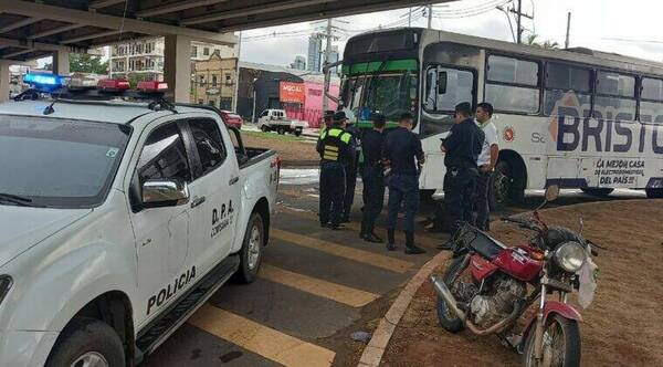 Colectivo se descompuso y machucó a dos motocas