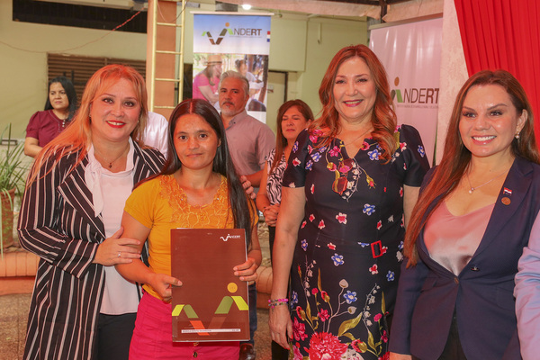 20 mujeres rurales recibieron títulos de propiedad en alusión al día de la mujer paraguaya