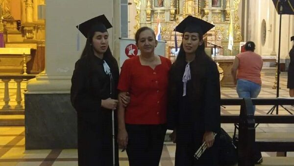 Hermanas con discapacidad visual se reciben juntas en la universidad