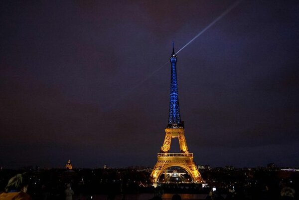 Monumentos en Europa se iluminan con los colores de la bandera ucraniana cuando la invasión rusa cumple un año