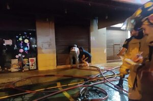 Bazar de Lambaré se incendió y la causa sería una vela encendida - Policiales - ABC Color