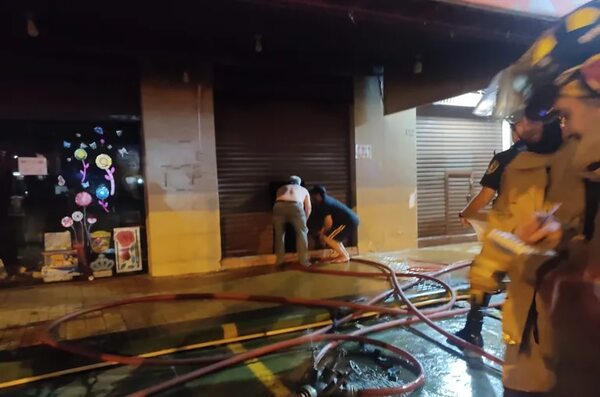 Bazar de Lambaré se incendió y la causa sería una vela encendida - Policiales - ABC Color