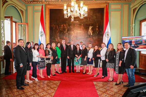 Gobierno entrega 2.200 notebooks para docentes de escuelas con jornada escolar extendida - .::Agencia IP::.