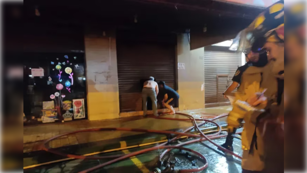 Prendió vela para rezar a su santo y se incendió todo su local comerical
