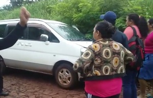 Manifestación frente a escuela de Romero Cue por falta de docente marcada por incidentes - Radio Imperio