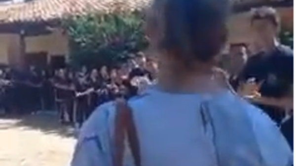 Profe se jubiló y sus alumnos le organizaron una emotiva despedida