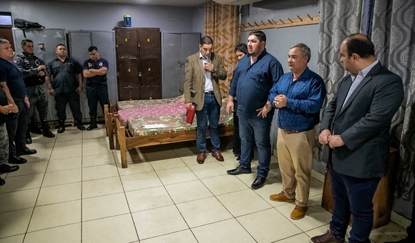 El ministro de Justicia pide más compromiso a los agentes penitenciarios