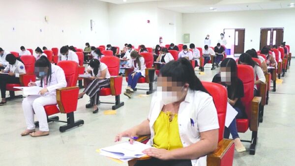 Médicos residentes hacen copiatín con relojes y auriculares, denuncian