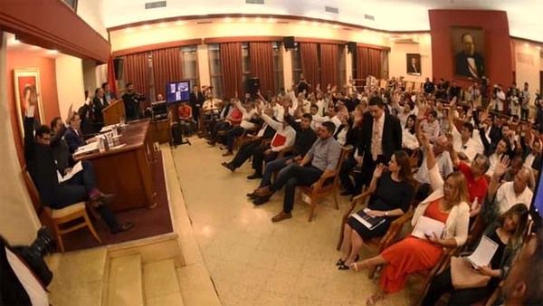 Renuncia de HC sería la única salida para impase con bancos | DIARIO PRIMERA PLANA