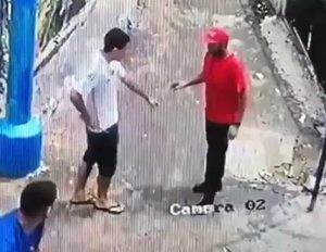 Vídeo: Vecino frustra intento de asalto en la Chacarita  - Policiales - ABC Color