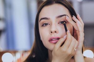 Para realzar tu make up diario solo con un delineador