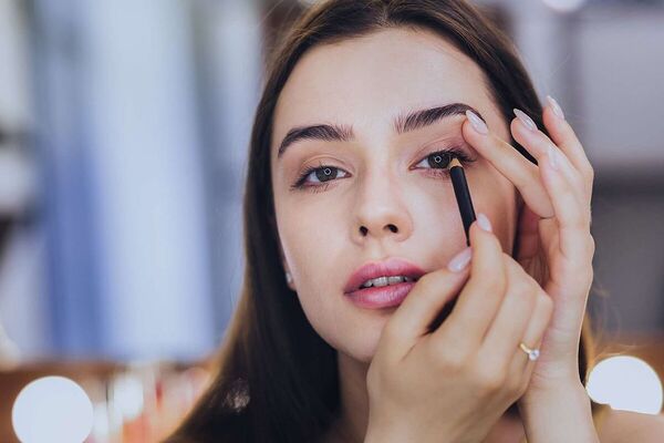 Para realzar tu make up diario solo con un delineador