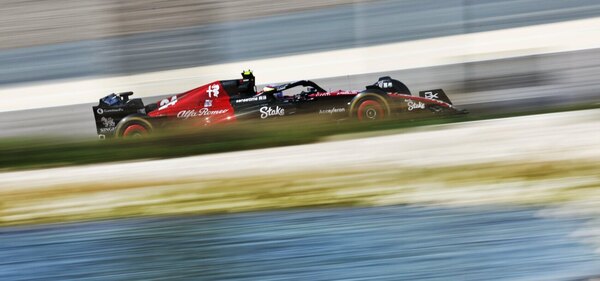 Versus / Zhou lidera el segundo día de ensayos en Baréin por delante de Verstappen y Alonso