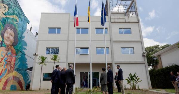 La Nación / Embajadores izan bandera de Ucrania a un año de la invasión de Rusia