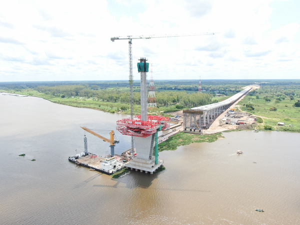 Vano central del Puente Héroes del Chaco está a 130 metros de su unión física