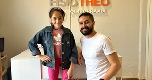¡Admirable! Theo, el famoso quiropráctico, se encontró con Mía para ayudarla