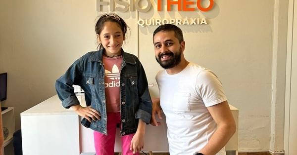 ¡Admirable! Theo, el famoso quiropráctico, se encontró con Mía para ayudarla