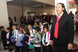 Diario HOY | Doble escolaridad en 300 instituciones: Entregan notebooks a 2.200 docentes