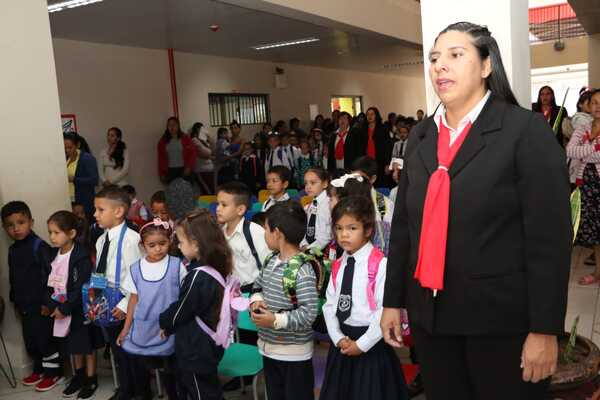 Diario HOY | Doble escolaridad en 300 instituciones: Entregan notebooks a 2.200 docentes