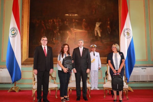 Gobierno entrega 2.200 notebooks para docentes de escuelas con jornada escolar extendida - El Trueno