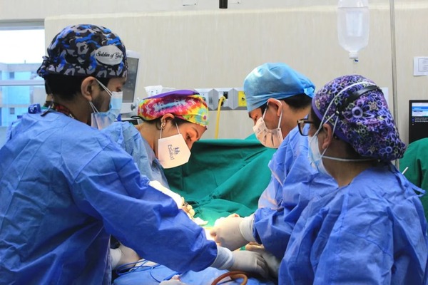 Perú: Cirujanos extirpan tumor de un metro de altura y 20 kilos de una joven de 18 años