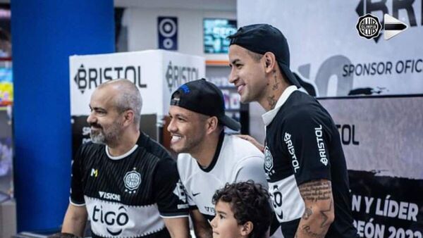 Richard Ortiz y Derlis González alegraron a hinchas de Olimpia