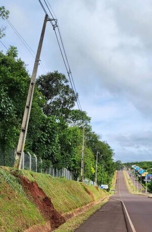 Cercan Refugio y no dejan espacio ni para colocar poste de ANDE en la margen paraguaya - Nacionales - ABC Color