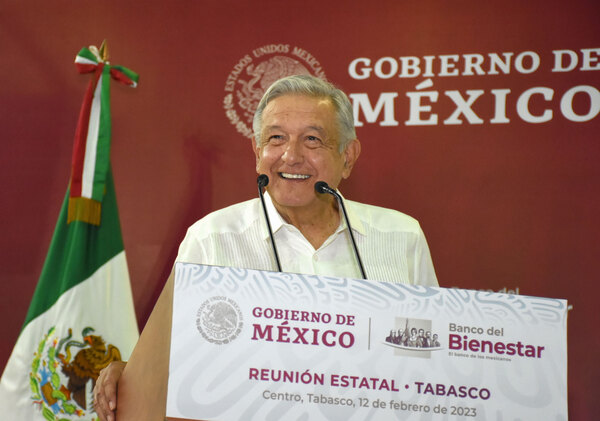 Andrés López Obrador, presidente de México avisa que no permitiría a Tesla instalarse en el estado de Nuevo León - Revista PLUS